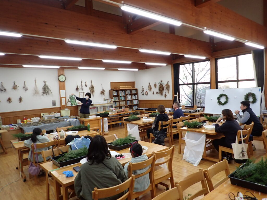 最初に県民の森で採れたツルの説明を聞いていただきます。